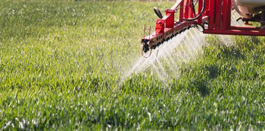 Traktör fıskiyelerinin başlığı püskürtüldü.