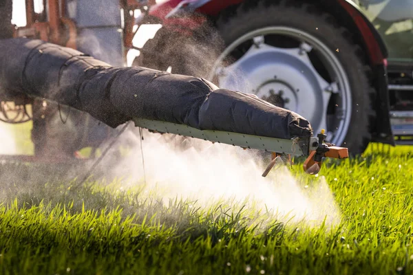 Traktor Sprutning Bekämpningsmedel Över Ett Grönt Fält — Stockfoto
