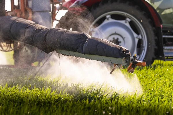 Traktor Penyemprotan Pestisida Atas Lapangan Hijau — Stok Foto