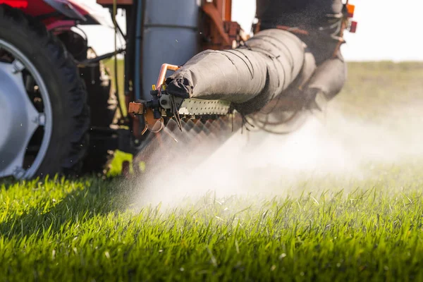 Traktor Penyemprotan Pestisida Atas Lapangan Hijau — Stok Foto