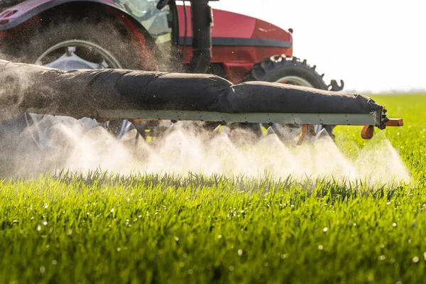 Trator Pulverizando Pesticidas Sobre Campo Verde — Fotografia de Stock