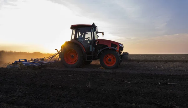 Agricultor Preparando Campo Tractor Listo Para Primavera — Foto de Stock