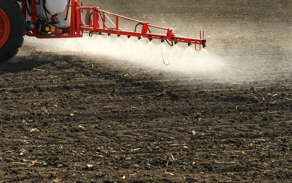 Rozpylanie Pestycydów Polu Pomocą Opryskiwacza — Zdjęcie stockowe