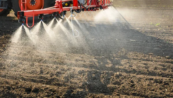 Pulvérisation Pesticides Par Tracteur Sur Terrain Avec Pulvérisateur — Photo