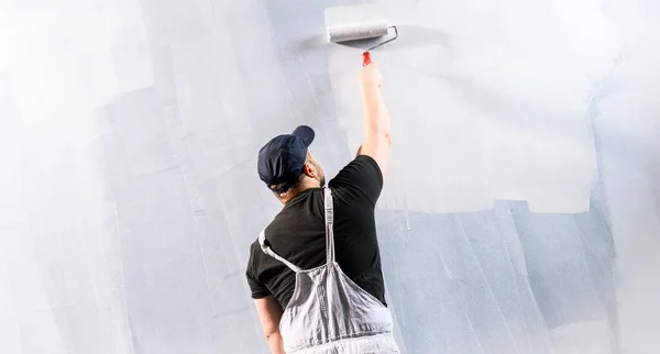 Visão Traseira Pintor Homem Pintando Parede Com Rolo Pintura — Fotografia de Stock