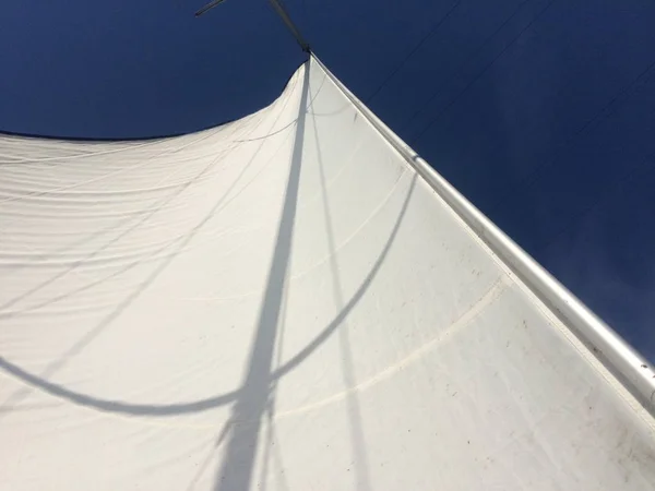 Sail yacht na obloze — Stock fotografie