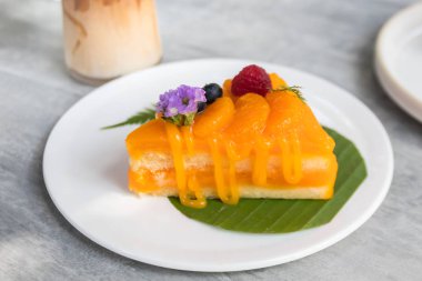 bir parça portakal pastası.