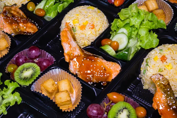 Aziatische lunchdozen in plastic verpakkingen. — Stockfoto