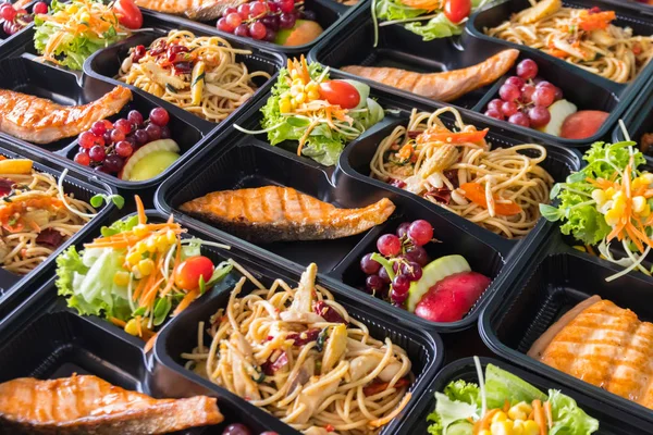 Aziatische lunchdozen in plastic verpakkingen. Stockfoto