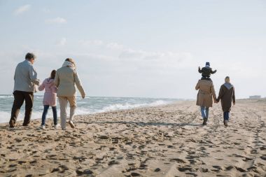 sahil üzerinde yürüme multigenerational aile