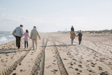 multigenerational aile birlikte yürüme