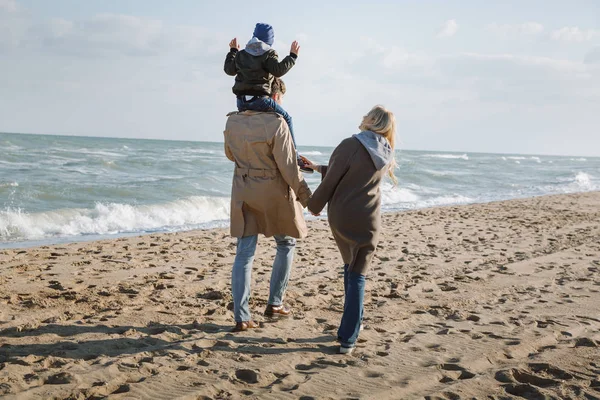 Eltern mit Sohn an der Küste — Stockfoto