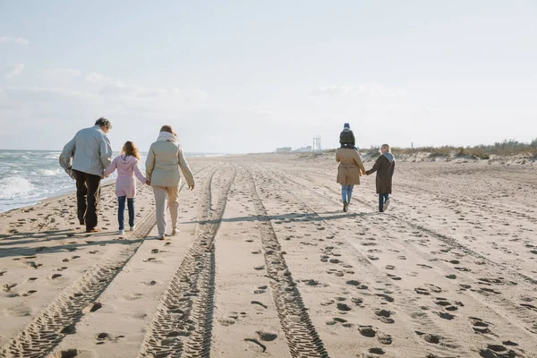 Família multigeracional caminhando juntos — Fotografia de Stock