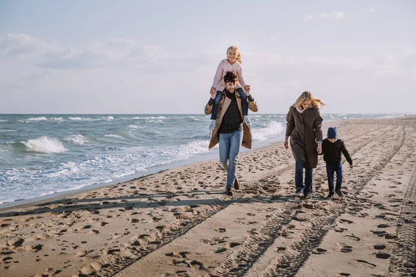Familia feliz en la orilla del mar — Foto de Stock
