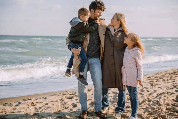 Glückliche Familie — Stockfoto