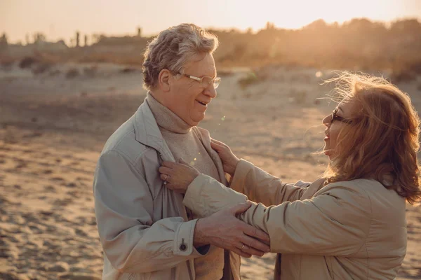 Senior couple on beach — Free Stock Photo