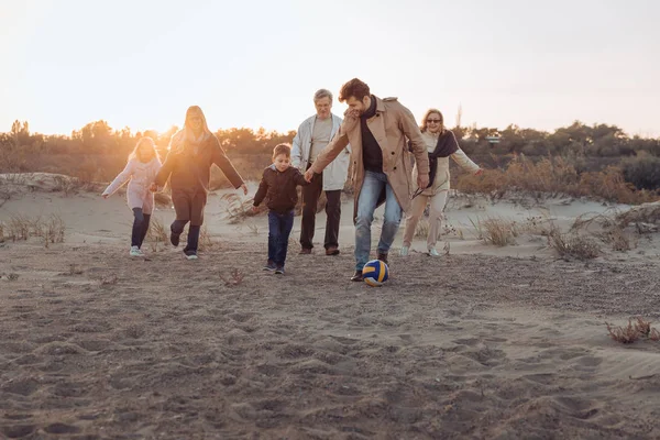 Multigenerational familj spendera tid tillsammans — Stockfoto