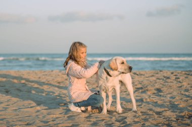 çocuk ile köpek yürüyüş 