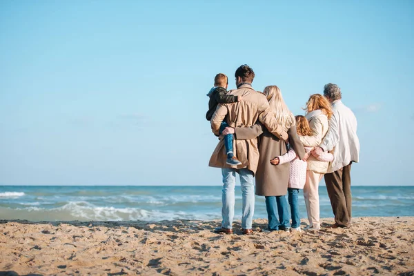 A család kiadási időt a tengerparton — Stock Fotó