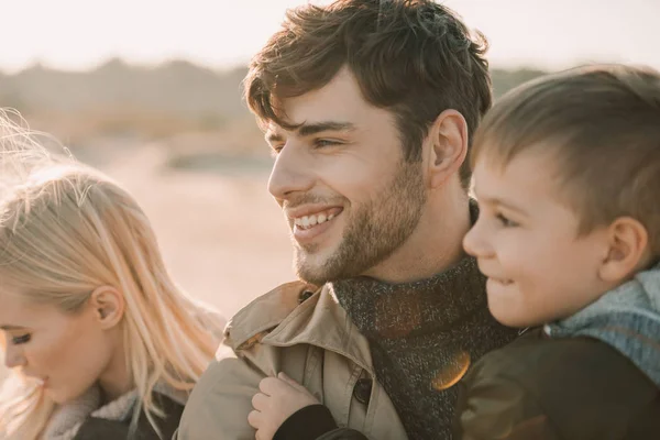 Familia feliz con hijo — Foto de Stock