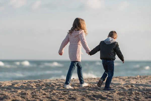 Brother and sister holding hands — Stock Photo, Image