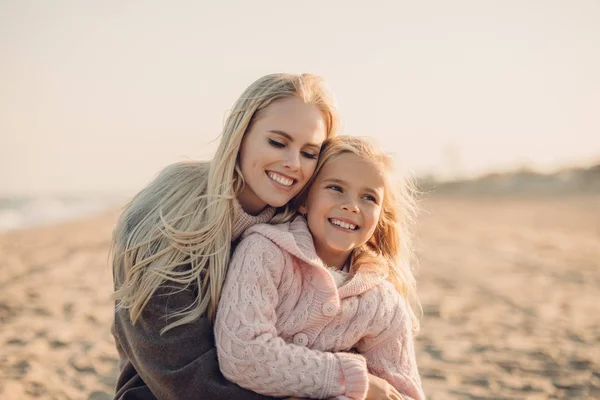 Mother at daughter — Stock Photo, Image