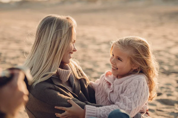 Mother hugging her daughter — Stock Photo, Image