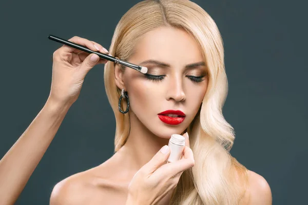 Woman applying makeup — Stock Photo, Image