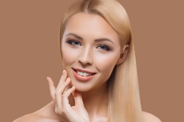 bej üzerinde izole güzel sarı uzun saçlı kız portresi