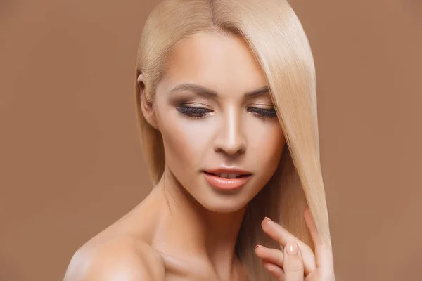 Портрет Красивой Блондинки Длинные Волосы Девушка Закрытыми Глазами Изолированы Бежевый — стоковое фото