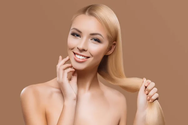 Retrato Bela Loira Menina Cabelo Longo Isolado Bege — Fotografia de Stock