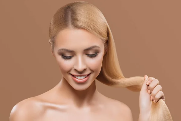 Portrét Dívky Nádherné Blond Dlouhé Vlasy Zavřenýma Očima Izolované Béžové — Stock fotografie