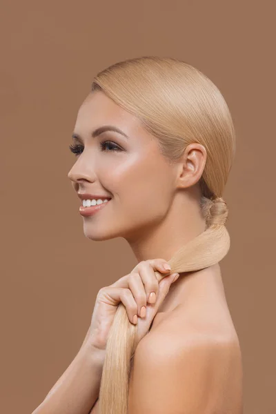 Seitenansicht Des Lächelnden Schönen Blonden Haaren Mädchen Isoliert Auf Beige — Stockfoto