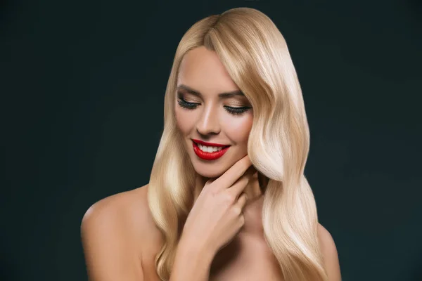 Porträtt Vackra Blonda Hår Flicka Med Makeup Isolerade Svart — Stockfoto