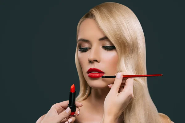 Porträt Der Schönen Blonden Haare Mädchen Mit Visagiste Hände Lippenstift — Stockfoto