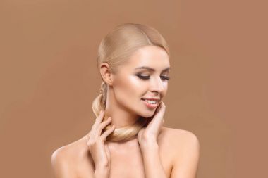 uzun saçlı ihale kadın