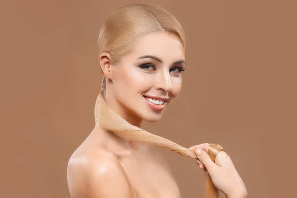 Mujer con el pelo largo — Foto de Stock