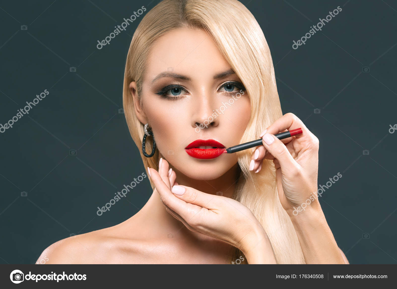 Linda Mulher Loira Fazendo Lábios Vermelhos Com Lápis Cosméticos Isoladas — Stock Photo ...