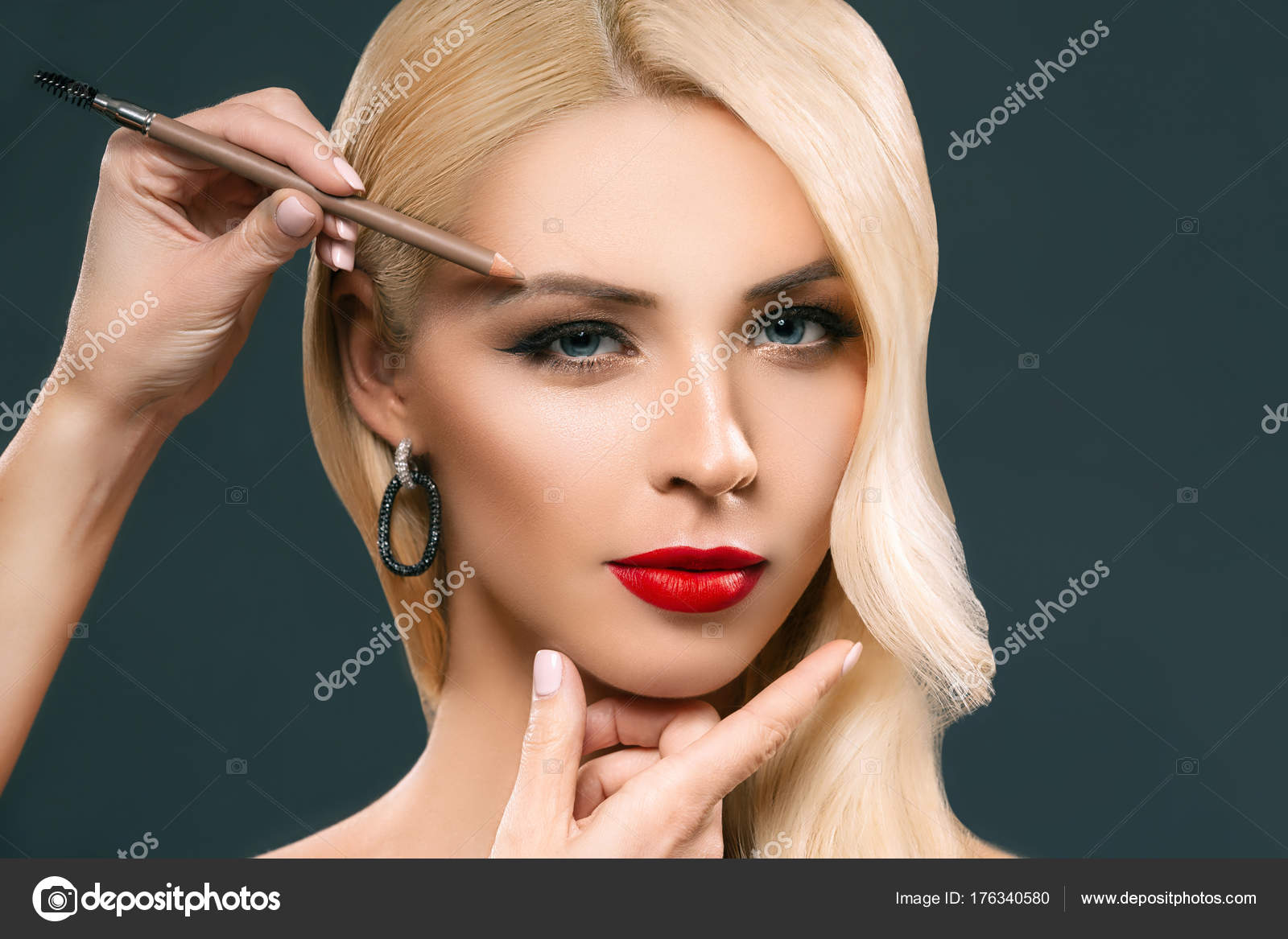 グレーに分離された眉メイクを適用する金髪美女 ストック写真 C Vadrobotbo