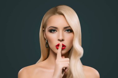 güzel şehvetli kadın sus işareti, gri izole