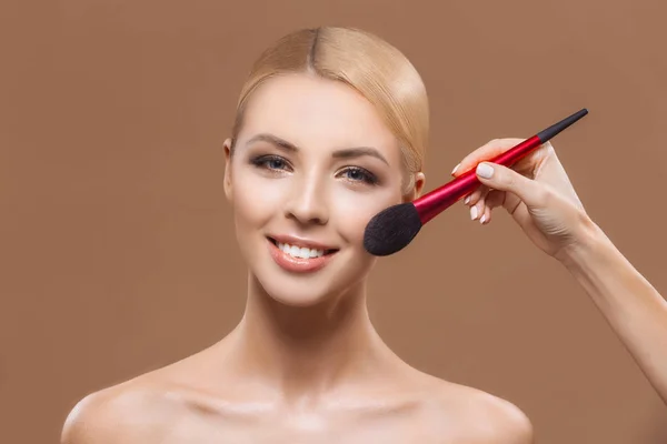Hermosa Mujer Aplicando Polvo Con Cepillo Maquillaje Aislado Marrón — Foto de Stock