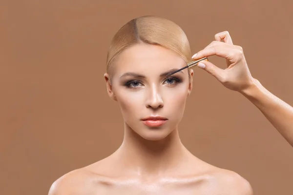 Bela Mulher Loira Aplicando Rímel Isolado Marrom — Fotografia de Stock