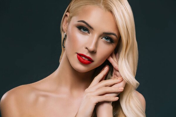 Женщина-блондинка