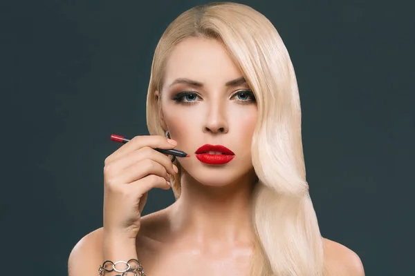 Όμορφη Ξανθιά Γυναίκα Καθιστώντας Κόκκινα Χείλη Καλλυντικά Μολύβι Απομονώνονται Γκρι — Φωτογραφία Αρχείου