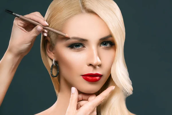 Hermosa Mujer Rubia Aplicando Maquillaje Cejas Aislado Gris — Foto de Stock