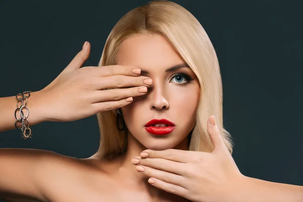 Hermosa Mujer Haciendo Gestos Cerrando Los Ojos Aislada Gris —  Fotos de Stock