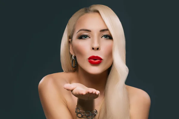 Vacker Blond Kvinna Med Makeup Och Frisyr Blåser Kyss Isolerad — Stockfoto