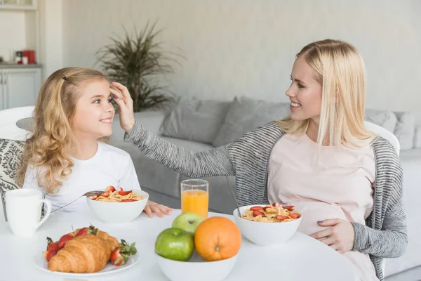 Pregnant Mother Fixing Daughters Hair — Stock Photo, Image
