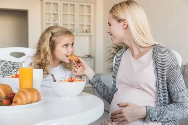 Mãe Grávida Dando Filha Para Morder Croissant — Fotografia de Stock