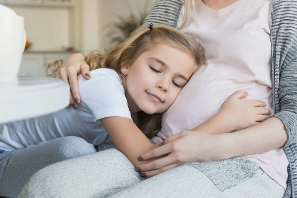 Imagen Recortada Hija Alegre Durmiendo Vientre Madre Embarazada —  Fotos de Stock